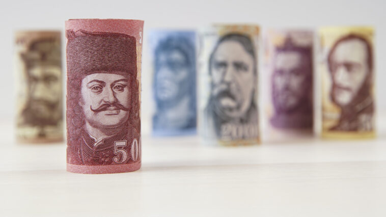 370-nél indítja a napot a forint, a holnapi kamatdöntésre figyelünk