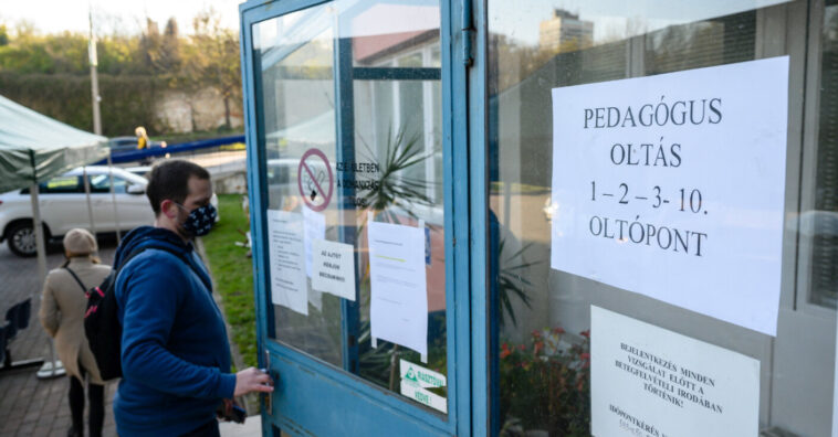 Sztrájkot hirdetnek a tanárok a kötelező oltás miatt