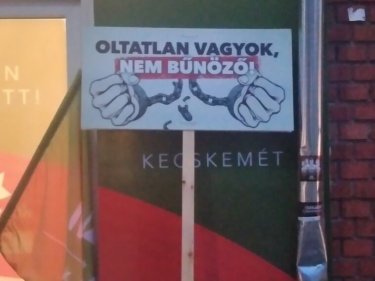 Élőben tudósítunk a Mi Hazánk kötelező oltás elleni tüntetéseiről