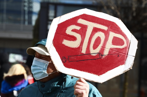Görög oltásellenesek iskolaigazgatót bilincseltek meg egy tüntetésen
