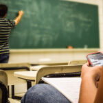 Akkora a tanárhiány, hogy már az egyetemistákat is a katedrára küldenék