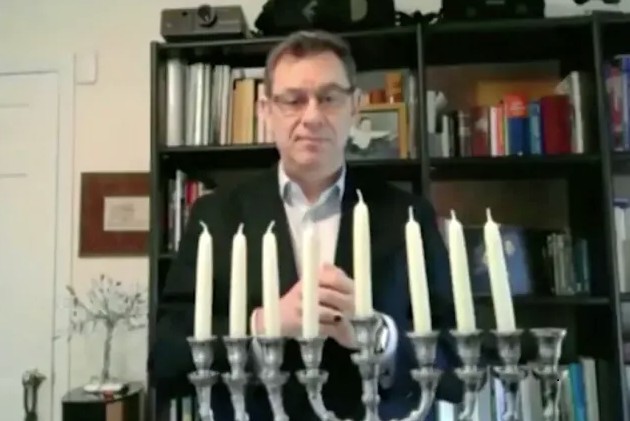 Három Pfizer oltás már megvéd az omikron okozta torokkaparástól