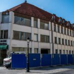 A budai Vár főterén bont modern épületet a jegybank alapítványa, hogy háború előtti külsőt állítson a helyére