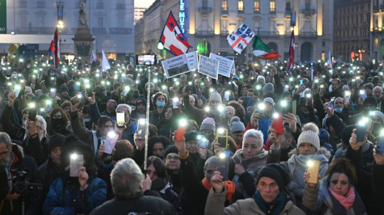 Az omikron miatt rendkívüli döntés van születőben: az oltottakat is korlátoznák