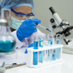 Koronavírus: gyorsan dominánssá válik az omikron variáns, sorra fontolgatják a szigorítást az országok