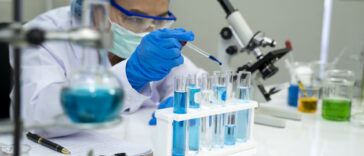 Koronavírus: gyorsan dominánssá válik az omikron variáns, sorra fontolgatják a szigorítást az országok