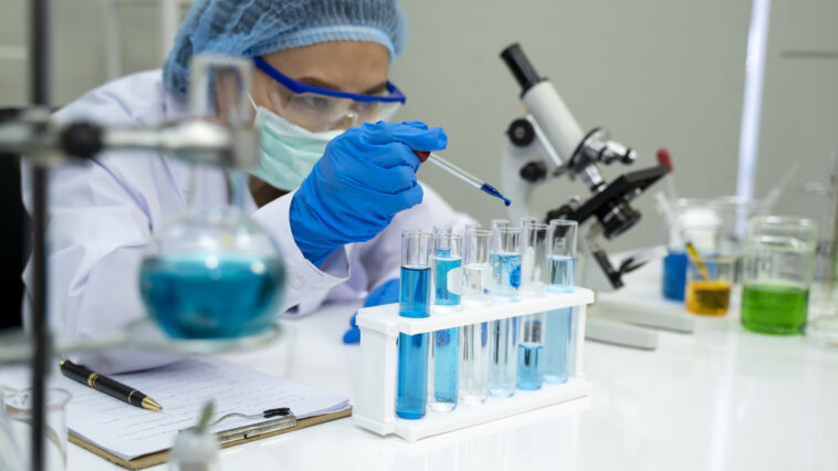 Koronavírus: gyorsan dominánssá válik az omikron variáns, sorra fontolgatják a szigorítást az országok