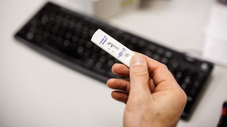 A gyanúsan magas árak miatt a GVH vizsgálja a koronavírus-gyorstesztek piacát