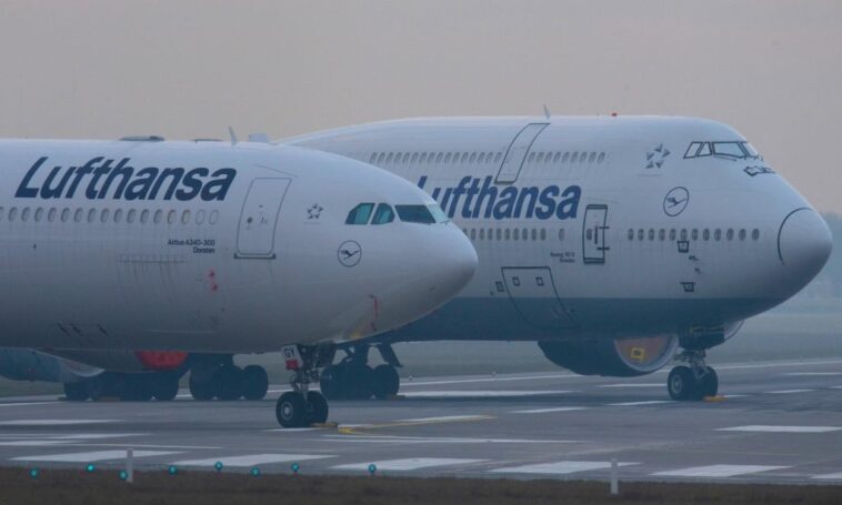 Koronavírus: több mint kétezer járatot töröltek világszerte