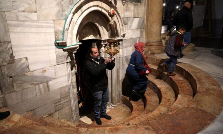 Betlehemben a Szentföldön élő keresztények töltötték meg a Születés templomát az éjféli misén