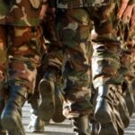 Több száz katona szerelt le a kötelező oltás miatt