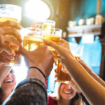 Örülhetnek a britek: bár az omikron átvette az irányítást, idén már nem lesznek újabb szigorítások