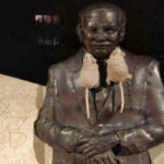 “Megrongálták” Göncz Árpád szobrát