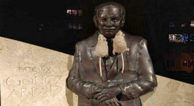 “Megrongálták” Göncz Árpád szobrát