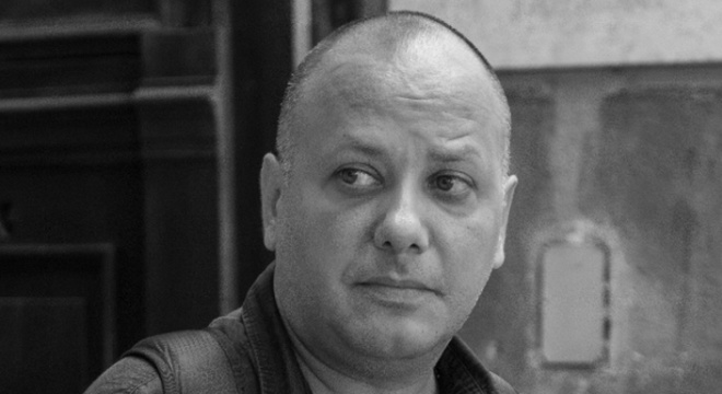 Damu Roland kitiltotta a szüleit a temetéséről