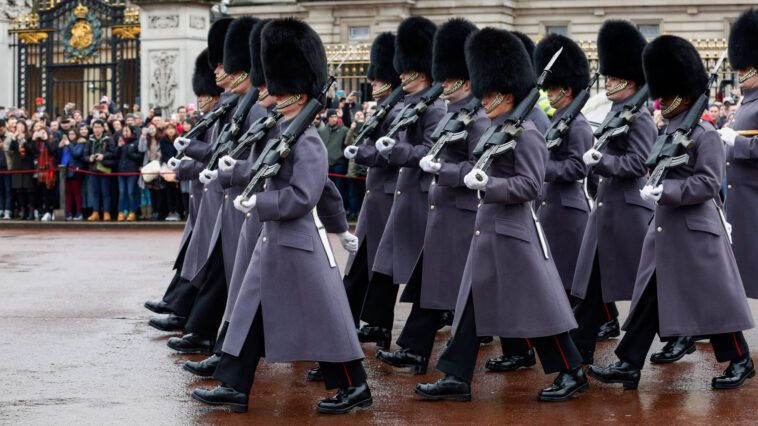 Gyereket lökött fel egy őrjáratozó brit gárdista