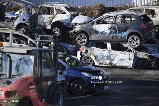 Szilveszter alkalmából 874 autót gyújtottak fel Franciaországban