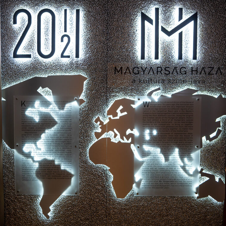 Az első tíz év című utazó kiállítás