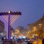 5 év börtönt is kaphat az óriás menórát levizelő ukrán férfi