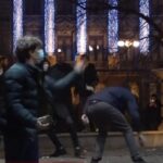 Kormányellenes tüntetők próbáltak betörni a belgrádi városházára