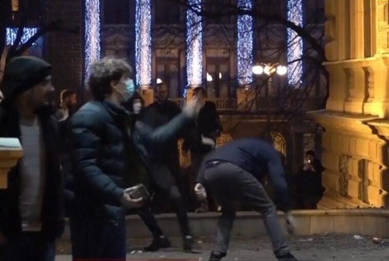 Kormányellenes tüntetők próbáltak betörni a belgrádi városházára