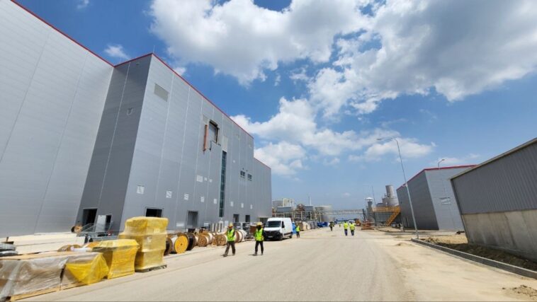 Három halott, egy mérgezés, tizennégy sérült az iváncsai akkurgyárépítés mérlege