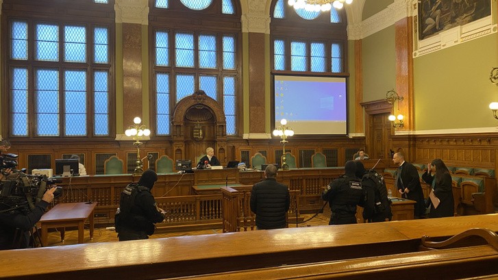 Az újbudai rendőrgyilkosság vádlottja gúnyolódott a bíróságon