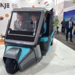 Retteghetnek a Teslánál: Varga Mihály Dubajban beült a magyar csudamasinába