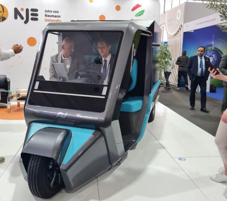 Retteghetnek a Teslánál: Varga Mihály Dubajban beült a magyar csudamasinába