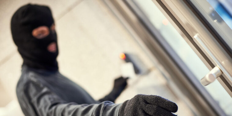 Símaszkos banda rabolt ki egy ékszerboltot Veszprémben