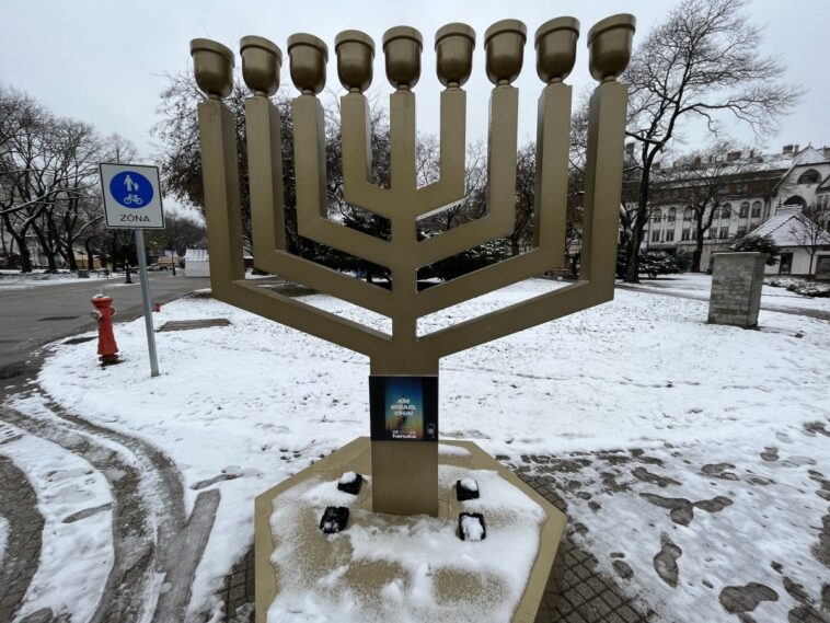 Hiánypótlás: először állítottak menórát Kecskemét főterén