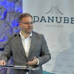 A Politico szerint Orbán Balázs megzsarolta az Európai Uniót