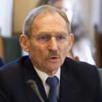 24 kórházigazgatót mentett fel Pintér