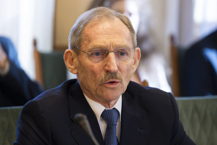 24 kórházigazgatót mentett fel Pintér