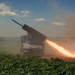 Ilyet még nem láttunk: „összecsapott” a tüzérségi rakéta-sorozatvető egy csatarepülőgéppel