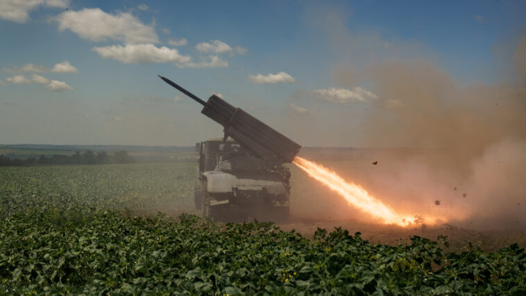 Ilyet még nem láttunk: „összecsapott” a tüzérségi rakéta-sorozatvető egy csatarepülőgéppel