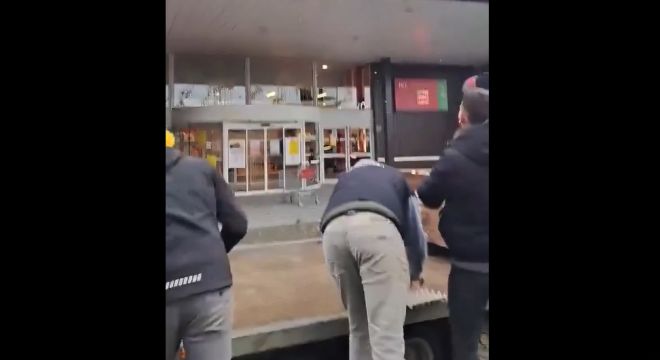 Tojással dobálták meg a szupermarketek a francia gazdák – videó
