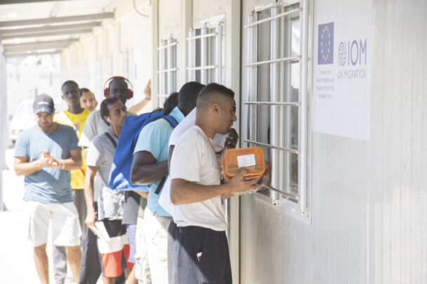 30 ezer illegális bevándorlóval enyhítené a munkaerőhiányt a görög kormány