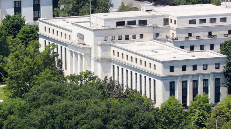 Megszólalt a philadelphiai Fed elnöke: a következő lépés a kamatcsökkentés, de nem kell sietni