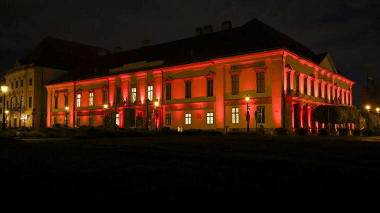 Üzent a Sándor-palota Lázár Jánosnak
