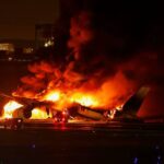 Két repülőgép ütközött egy tokiói reptéren, 379 embert mentettek ki a lángok közül (Videó)