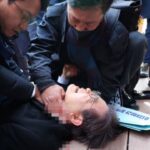 Nyakon szúrták a dél-koreai ellenzék vezetőjét