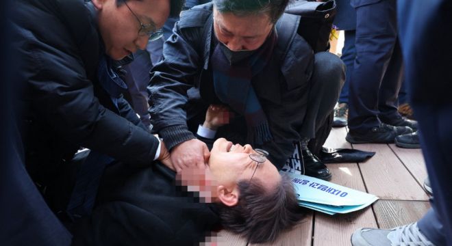 Nyakon szúrták a dél-koreai ellenzék vezetőjét