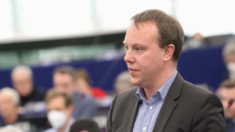 Daniel Freund szerint el kell venni a magyarok szavazati jogát, de azért Orbán az autokrata