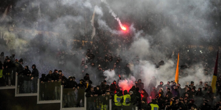 Óriási botrány az Olasz Kupában: tűzijátékokkal lőtték egymást rivális csapat szurkolói