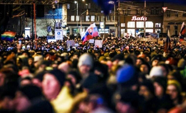 Ezrek tiltakoztak az ország több városában a kormány lépései ellen