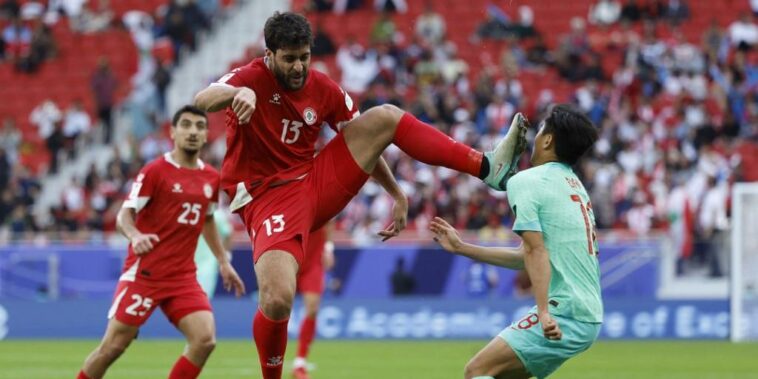 Brutálisan arcon rúgták a focistát, de a bíró reakciója még ennél is sokkolóbb