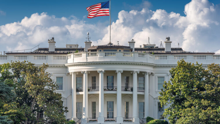 Alig pár órával az összeomlás előtt aláírt Joe Biden