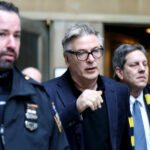 Ismét vádat emeltek gondatlanságból elkövetett emberölés miatt Alec Baldwin ellen