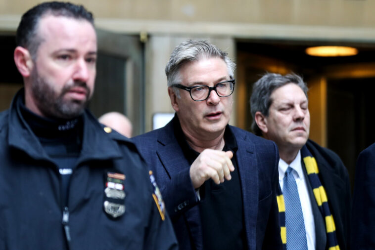 Ismét vádat emeltek gondatlanságból elkövetett emberölés miatt Alec Baldwin ellen